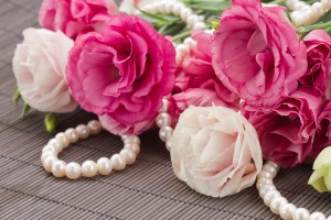 Pink eustoma flowers and pearls border