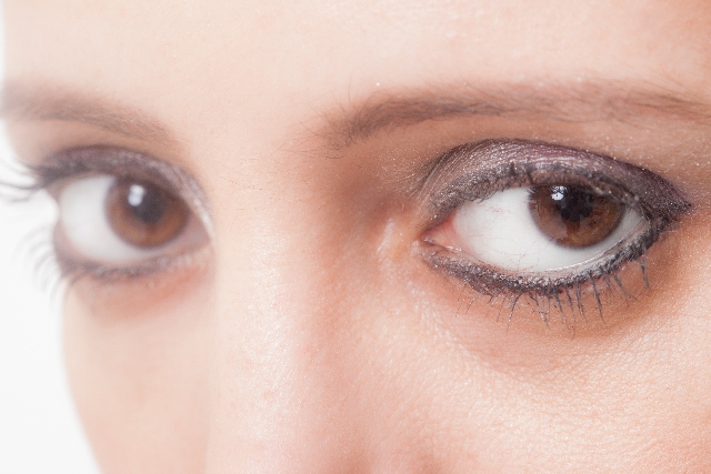 赤い目ではデートで見つめ合えない…！充血した目を治す方法５つ