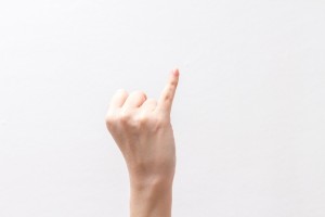 男性で小指を立てる癖があるのは女性的だから？