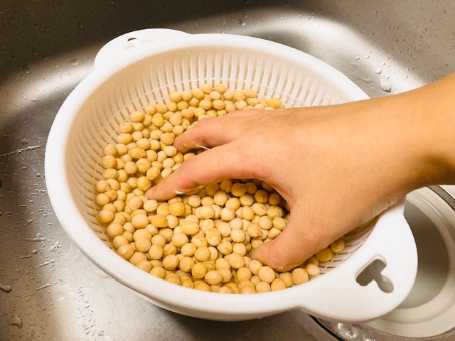 ①大豆を洗う